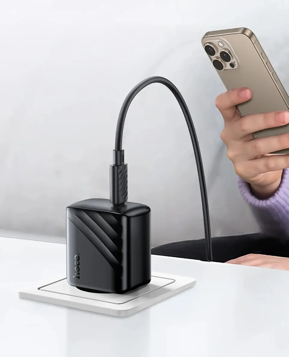 Carregador USB-C carregando um celular