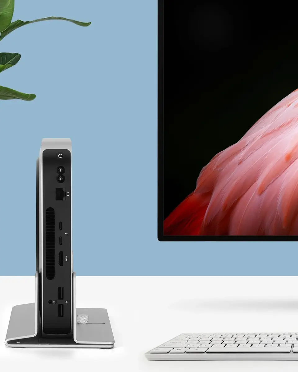 Mini PC em suporte vertical numa mesa de trabalho