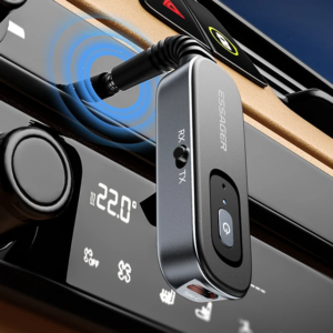 Adaptador Bluetooth ESSAGER ligado na entrada AUX do som do carro, com chave RX/TX